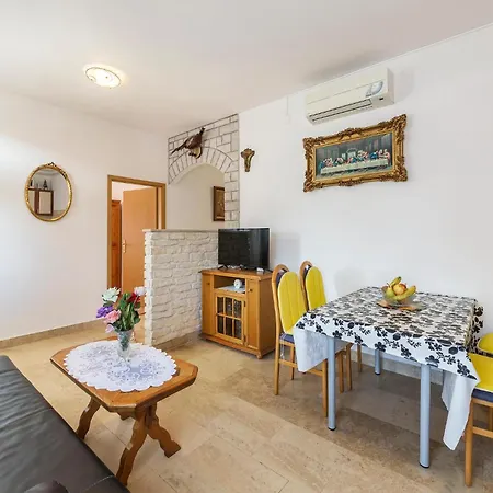 Apartment 3 Bedroom In Pula