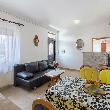 Apartment 3 Bedroom In Pula