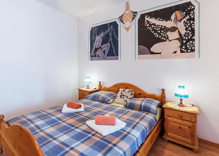 3 Bedroom In דירה *